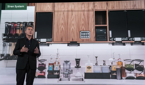존 컬버 스타벅스 글로벌 총괄 사장이 지난달 13일 미 시애틀에서 열린 스타벅스 투자자의 날 행사에서 음료 제조 시간을 단축하는 ‘사이렌 시스템’에 대해 소개하고 있다. 시애틀=AP 뉴시스