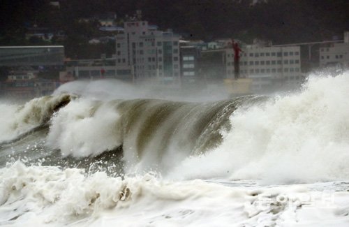 제11호 태풍 ‘힌남노’로 인해 부산 앞바다에 높은 파도가 치는 모습. 동아일보 DB