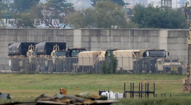 4일 오후 경기 평택시 주한미군 오산공군기지에서 사드(THAAD·고고도 미사일 방어체계) 발사대와 장비가 대기하고 있다. 뉴스1
