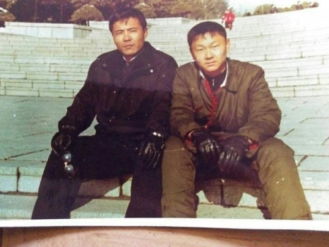 2010년 대학 졸업학년 시절의 강진 씨(왼쪽). 양강도 혜산 보천보전투승리기념탑으로 올라가는 계단에서 갓 제대한 사촌동생과 찍은 사진. 사촌동생은 강 씨보다 1년 먼저 탈북해 한국에 정착했다.
