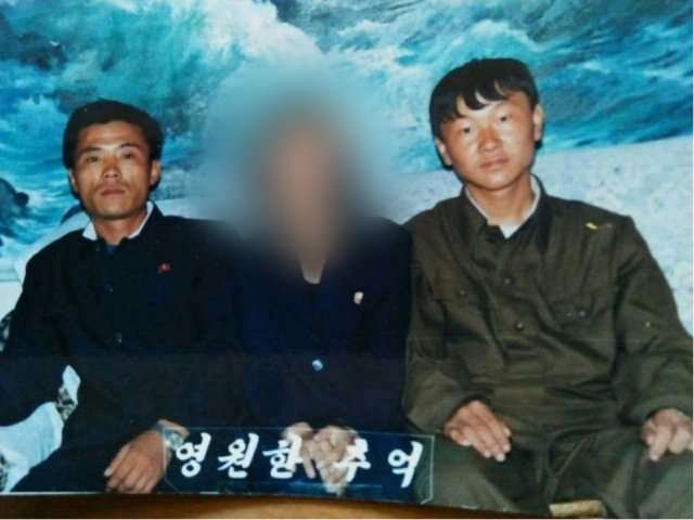 탈북 직전의 강진 씨(왼쪽). 사진 속 세 사람 모두 탈북해 한국에 정착했다.