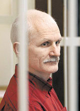 투옥 중인 벨라루스 인권운동가 비알리아츠키.