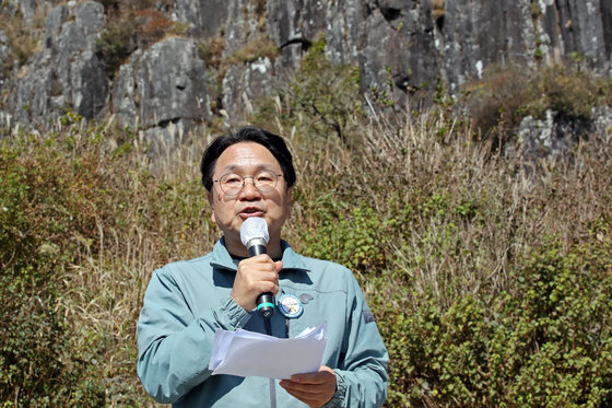 3년 만에 광주 무등산 국립공원 정상 개방 행사가 열린 8일 오전 강기정 광주시장이 ‘무등산 편지’라는 제목의 글을 읽고 있다. 글에는 취임 99일을 맞은 전날 공군부대가 광주시에 무등산 정상 상시 개방 동의 공문을 보냈다는 내용이 담겨 있다. 2022.10.8/뉴스1