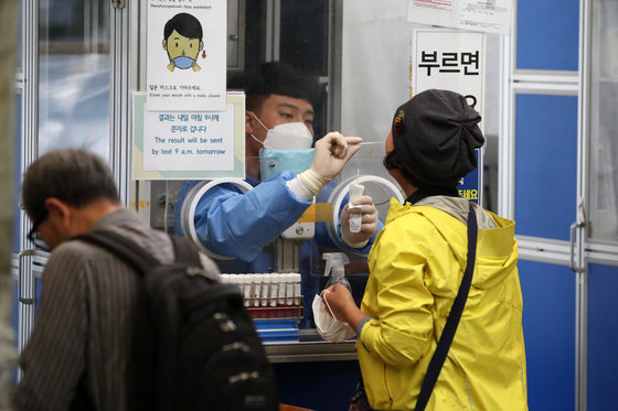 서울 송파구 보건소에 마련된 신종 코로나바이러스 감염증(코로나19) 선별진료소에서 시민들이 검사를 받고 있다. /뉴스1