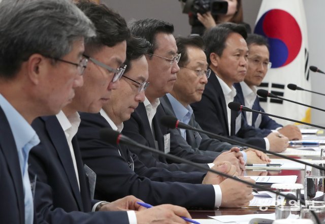 2019년 8월 정부서울청사에서 열린 일본 수출규제 대응 간담회가 열렸다. 오른쪽에서 3번째가 윤대희 이사장. 송은석 기자 silverstone@donga.com