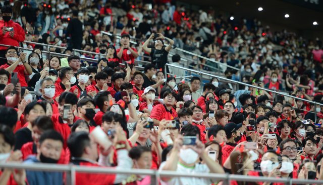 9월 열린 한국과 카메룬의 축구 친선경기에서 관중들이 열띤 응원을 펼치고 있다. 주현희 스포츠동아 기자 teth1147@donga.com