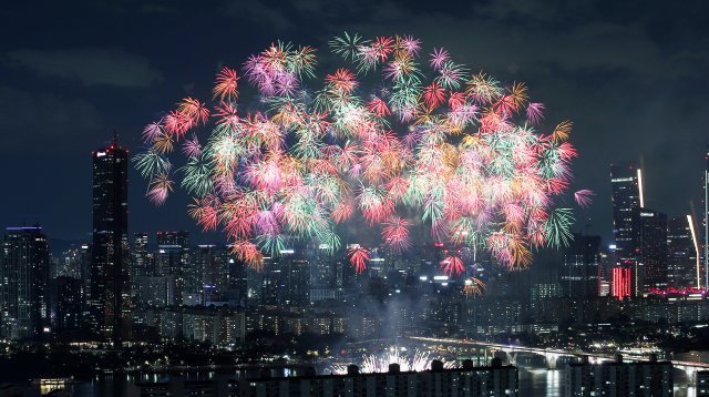 8일 밤 서울 여의도 한강공원 일대에서 코로나19 이후 3년 만에 열린 ‘2022 서울세계불꽃축제’에서 화려한 불꽃들이 밤하늘을 수놓고 있다. 뉴스1