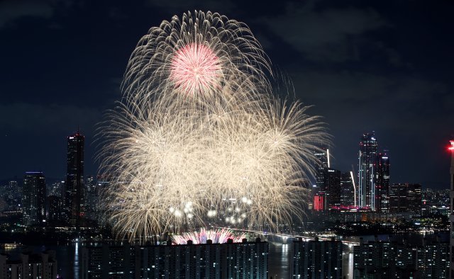 8일 밤 서울 여의도 한강공원 일대에서 코로나19 이후 3년 만에 열린 ‘2022 서울세계불꽃축제’에서 화려한 불꽃들이 밤하늘을 수놓고 있다. 뉴스1