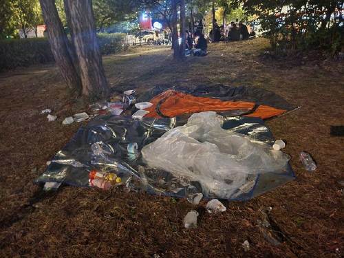 불꽃축제가 열렸던 8일 저녁 서울 여의도 공원에 사람들이 버린 쓰레기가 널브러져 있다. 뉴스1