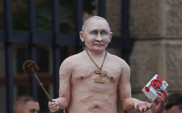 7일(현지시간) 유럽연합(EU) 비공식 정상회의가 열리고 있는 체코 수도 프라하에 블라디미르 푸틴 러시아 대통령이 벌거벗은 채로 황금 변기에 앉아있는 모습을 형상화한 조형물이 등장했다. ⓒ(GettyImages)/코리아