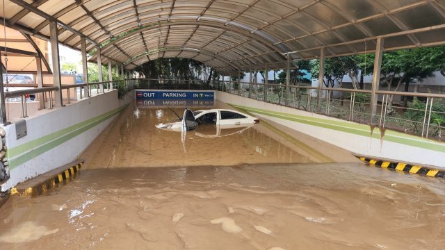 지난 9월 태풍 ‘힌남노’로 물에 잠긴 경북 포항의 한 지하주차장. 경북소방본부제공