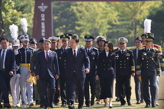 윤석열 대통령과 김건희 여사가 1일 충남 계룡대 대연병장에서 열린 제74주년 국군의 날 기념행사에 입장하고 있다. 대통령실 제공