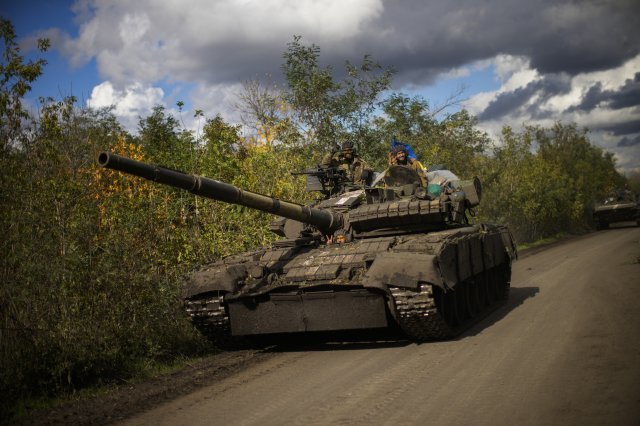 우크라이나군 병사들이 4일 우크라이나 동부 도네츠크주 마을에서 장갑차를 타고 이동하고 있다. AP 뉴시스