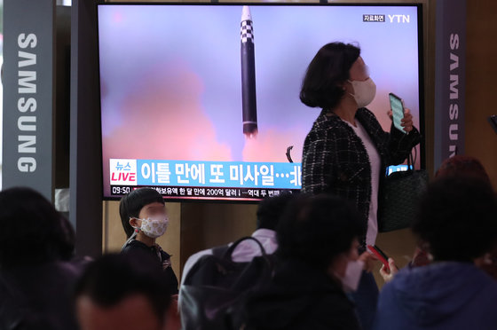 서울역 대합실에서 시민들이 북한 미사일 관련 뉴스를 시청하고 있다./뉴스1 ⓒ News1