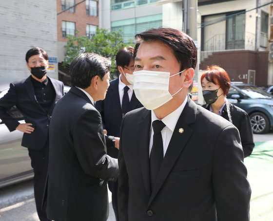 안철수 국민의힘 의원이 5일 서울 서대문구 김옥길 기념관에 마련된 보수진영 원로인사인 김동길 연세대 명예교수의 빈소 조문을 위해 이동하고 있다. 2022.10.5/뉴스1 ⓒ News1