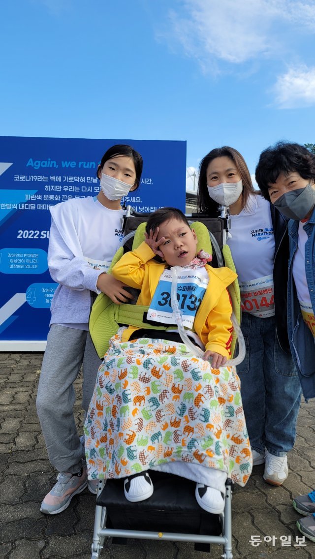 8일 열린 2022 슈퍼블루마라톤에 참가한 신주아 양과 동생 시환 군, 어머니 이혜연 씨(왼쪽부터). 강동웅 기자 leper@donga.com