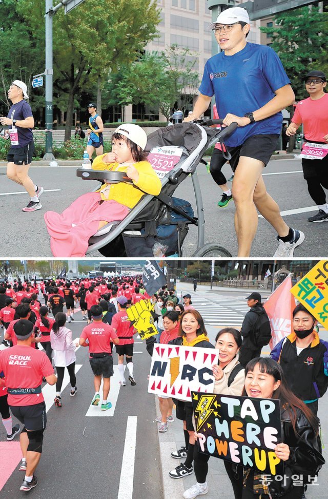 10km 참가자가 아이를 태운 유모차를 끌며 달리고 있다(위 사진). 참가자 지인들이 피켓을 들고 응원하고 있다. 신원건·송은석 기자