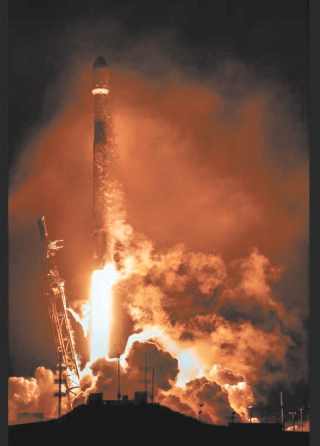 미국항공우주국(NASA)의 우주선 ‘다트’가 지난해 11월 24일 미국 캘리포니아주 반덴버그 공군기지에서 스페이스X 팰컨9에 실려 발사되는 모습. NASA 제공