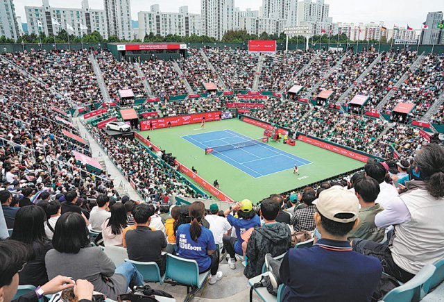 최근 서울 올림픽코트에서 끝난 코리아오픈 테니스 결승전에는 만원 관중이 몰렸다. 스포츠 관람은 스트레스 해소, 우울감 감소 등의 효과가 있다. 코리아오픈 제공