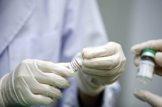 광주 북구보건소 접종실에서 감염병예방팀 직원이 의료기관에 배부할 스카이코비원 백신을 확인하고 있다.(광주 북구 제공)/뉴스1 ⓒ News1