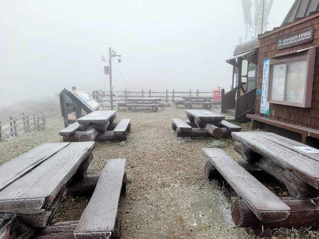 10일 강원 설악산 중청대피소에서 관측된 올 가을 첫 눈.(설악산국립공원사무소 제공) 2022.10.10/뉴스1