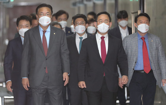 정진석 국민의힘 비대위원장과 주호영 원내대표가 6일 서울 여의도 국회에서 열린 비상대책위원회의에 참석하고 있다. 2022.10.6/뉴스1