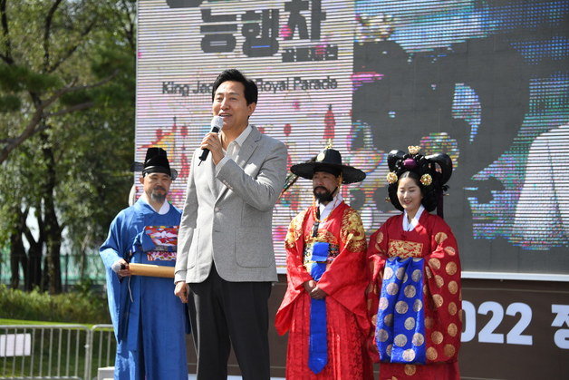 오세훈 서울시장이 8일 오후 노들섬 잔디마당에서 열린 ‘정조대왕 능행차 재현 행사’ 중 시민들에게 인사말을 전하고 있다.(서울시 제공)