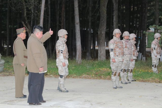 北 김정은, ‘핵미사일’ 발사 훈련 현지지도…보름간 7차례 북한 노동당 기관지 노동신문은 10일 김정은 총비서의 지도 하에 전술핵운용부대들의 군사훈련을 실시했다고 보도했다. 신문은 지난 9월 하순 한반도에 조성된 정치 군사적 정세에 대응하기 위해 ‘전쟁억제력의 신뢰성과 전투력을 검증 및 향상’시키고 ‘적들에게 강력한 군사적 대응경고’를 보내기 위하여 “각이한 수준의 실전화된 군사훈련들을 조직진행했다”라고 전했다. 
(평양 노동신문=뉴스1)