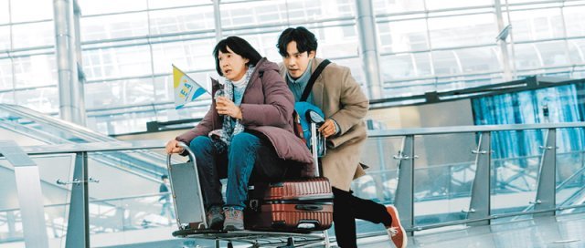 영화 ‘아줌마’에서 관광가이드 권우(강형석·오른쪽)가 인천국제공항에 도착한 림메이화(훙후이팡)를 캐리어와 함께 카트에 태워 이동시키고 있다. 부산국제영화제 제공