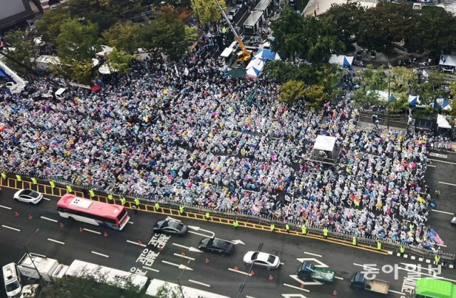 세종대로 5차로 가득 메운 채… 한글날 연휴 마지막 날인 10일 서울 종로구 동화면세점 인근에서 자유통일당 등 
보수단체들이 ‘자유통일을 위한 천만서명 국민대회’를 열고 있다. 이날 집회는 경찰 추산 약 2만 명이 참가한 가운데 
세종대로사거리∼대한문 편도 5차로를 점거한 채 열렸다. 송은석 기자 silverstone@donga.com