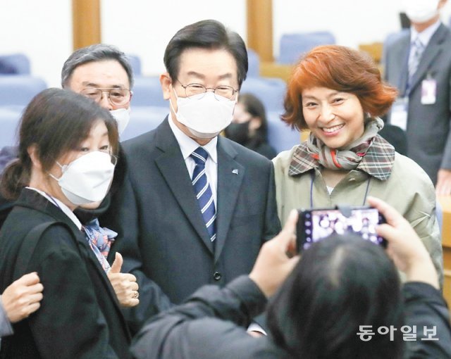 더불어민주당 이재명 대표(가운데)가 10일 서울 국회 의원회관에서 열린 ‘세계한인민주회의 2022 콘퍼런스’에서 참석자들과 기념 촬영을 하고 있다. 원대연 기자 yeon72@donga.com
