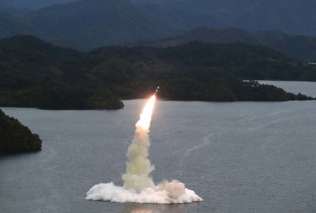 저수지에서 발사 한것으로 보이는 잠수함발사탄도미사일(SLBM). 평양=노동신문/뉴스1