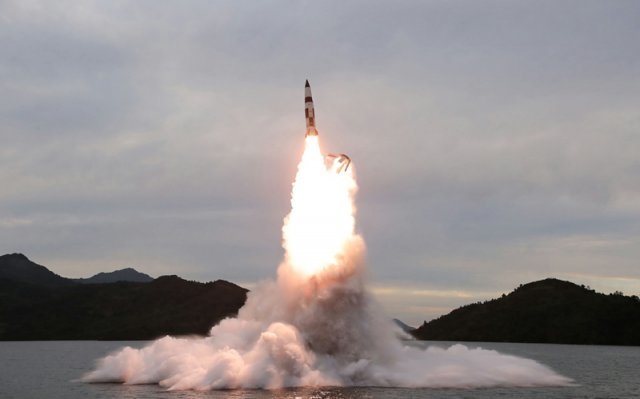 저수지에서 발사 한것으로 보이는 잠수함발사탄도미사일(SLBM). 평양=노동신문/뉴스1