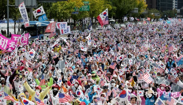 10일 서울 종로구 세종로에서 자유통일당의 '자유통일을 위한 천만서명 국민대회'가 열리고 있다. 송은석 기자 silverstone@donga.com