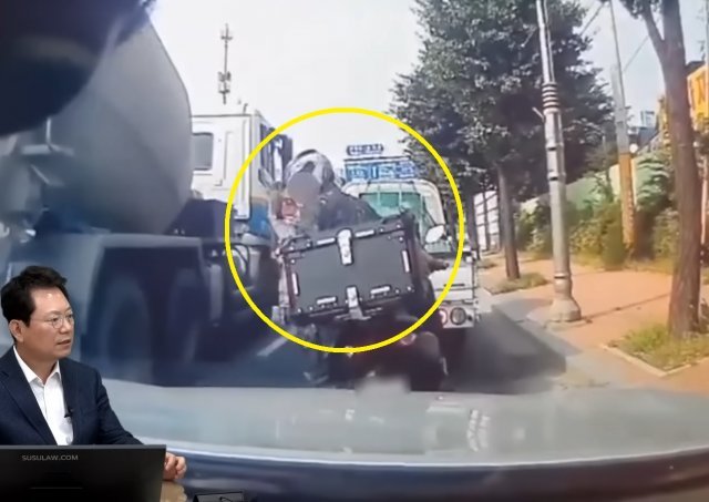 오토바이 운전자가 추돌 사고 후 괜찮다는 듯 손을 들어보이는 장면. 유튜브 ‘한문철TV’ 갈무리