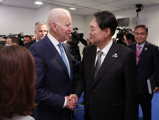 대통령실이 3일 윤석열 대통령과 김건희 여사의 나토(NATO·북대서양조약기구) 정상회의 순방 사진을 추가 공개했다. 사진은 지난달 29일 오후(현지시간) 스페인 마드리드 이페마 국제회의장에서 한미일 정상회담 전 조 바이든 미국 대통령과 악수하는 윤 대통령의 모습. 대통령실 제공