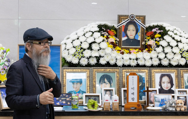 공군 20전투비행단 故 이예람 중사의 아버지 이주완 씨가 13일 오후 경기도 성남시 분당구 국군수도병원 장례식장에서 열린 특검 수사 결과 발표 관련 기자회견을 마친 후 취재진에게 설명하고 있다. 2022.9.13/뉴스1