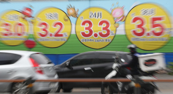 12일 오전 경기도 수원시의 한 공사현장 외벽에 은행 금리 안내문이 붙어 있다. 한국은행은 13일 금융통화위원회 정례회의에서 사상 처음으로 빅스텝(기준금리 0.5%p인상)을 단행할 전망이다. 2022.7.12/뉴스1