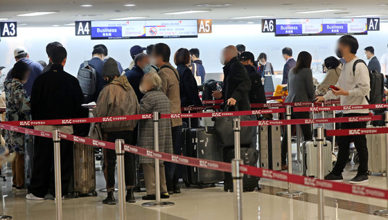 11일 오전 서울 강서구 김포공항 국제선 출국장에서 일본으로 향하는 승객들이 탑승수속을 기다리고 있다. 이날부터 신종 코로나바이러스 감염증(코로나19) 확산으로 제한됐던 일본 무비자 관광 여행이 2년 7개월 만에 가능해졌다. 일본정부는 한국·미국을 포함한 68개 나라 여행객들에 대해 비자없이 최대 90일까지 여행을 허용한다고 밝혔다. 2022.10.11/뉴스1