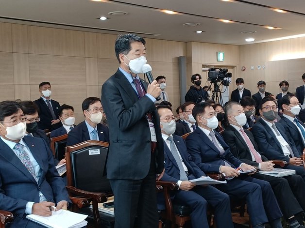 최익규 한국수력원자력 상임감사위원이 11일 전남 나주 한전 본사에서 진행된 국정감사에서 신영대 더불어민주당(전북 군산시)이 지적한 부실한 상임감사 지원서 직무수행 계획서에 대해 해명하고 있다.2022.10.11/뉴스1