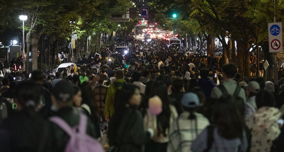 8일 오후 서울 여의도 한강공원 일대에서 열린 ‘2022 서울세계불꽃축제’ 관람을 마친 시민들이 발걸음을 옮기고 있다. 2022.10.8/뉴스1