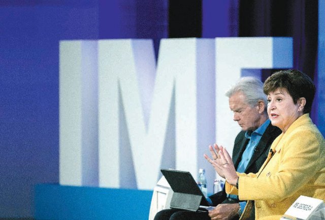 크리스탈리나 게오르기에바 국제통화기금(IMF) 총재(오른쪽)가 10일(현지 시간) 미국 워싱턴의 IMF 본뷍서 열린 IMF·세계은행그룹 합동 연차총회에서 발언하고 있다. 게티이미지코리아
