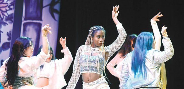 10일(현지 시간) 한미 수교 140주년을 맞아 미국 워싱턴 조지워싱턴대에서 열린 ‘한국문화축제 DC 2022’ 개막식에서 참가자들이 케이팝 댄스 공연을 하고 있다. 주워싱턴 한국문화원 제공
