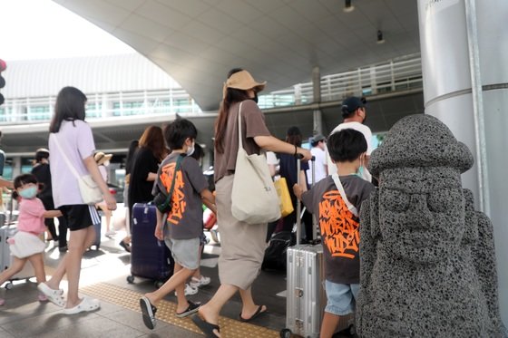 광복절 연휴 마지막날인 15일 여행을 마친 관광객들이 제주국제공항 출발장으로 향하고 있다.2022.8.15/뉴스1