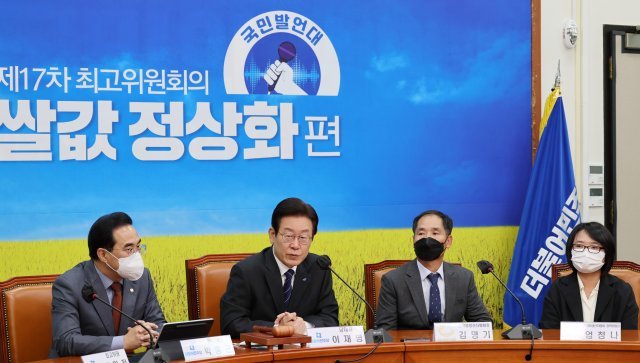 [서울=뉴시스] 최진석 기자 = 이재명 더불어민주당 대표가 12일 서울 여의도 국회에서 열린 최고위원회의 국민발언대 ‘’쌀값정상화 편‘’에 참석해 발언을 하고 있다. 공동취재사진