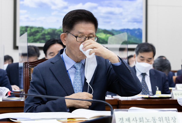 김문수 경제사회노동위원회 위원장이 12일 오전 서울 여의도 국회에서 열린 환경노동위원회의 경사노위·중앙노동위원회·최저임금위원회 등에 대한 국정감사에서 목을 축이고 있다. 2022.10.12/뉴스1