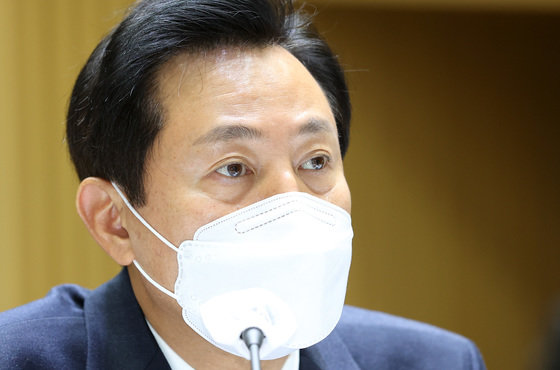 오세훈 서울시장이 12일 서울시청에서 열린 국회 행정안전위원회의 서울시에 대한 국정감사에서 의원 질의에 답변하고 있다. 2022.10.12/뉴스1 ⓒ News1 조태형 기자