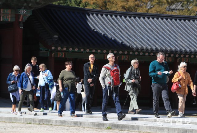 12일 오전 외국 관광객들이 창덕궁을 관람하고 있다. 최근 달러 강세와 거리두기 해제 이후 외국인 관광객이 증가하고 있다. 
장승윤 기자 tomato99@donga.com