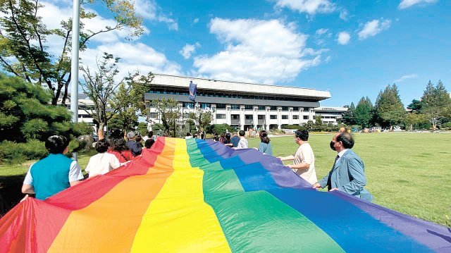 지난달 19일 인천 남동구 인천시청 앞에서 인천퀴어문화축제 조직위원회가 축제 개최를 알리는 기자회견을 연 뒤 행진을 하고 있다. 인천퀴어문화축제 조직위원회 제공