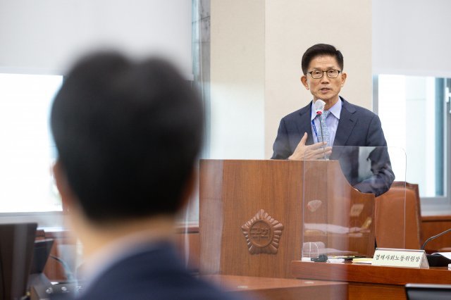 김문수 경제사회노동위원회 위원장이 12일 서울 여의도 국회에서 열린 환경노동위원회의 경사노위·중앙노동위원회·최저임금위원회 등에 대한 국정감사에서 과거 자신의 발언에 대해 사과하고 있다. 뉴스1